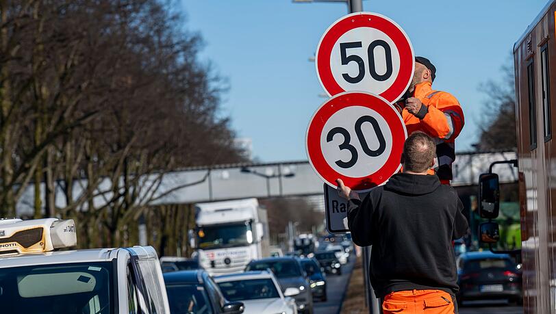Ende Februar waren an der Landshuter Allee nach viel Hin und Her wieder Tempo-30-Schilder montiert worden. (Archivbild) Ende Februar waren an der Landshuter Allee nach viel Hin und Her wieder Tempo-30-Schilder montiert worden. (Archivbild)