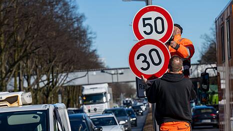 Ende Februar waren an der Landshuter Allee nach viel Hin und Her wieder Tempo-30-Schilder montiert worden. (Archivbild)