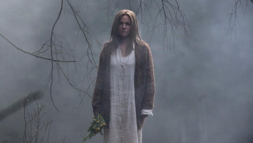 "Erzgebirgskrimi: Die Tränen der Mütter": Tanja Rossner (Maria Simon) lebt als Einsiedlerin allein im Wald und wird auch "Holzweibel" genannt. "Erzgebirgskrimi: Die Tränen der Mütter": Tanja Rossner (Maria Simon) lebt als Einsiedlerin allein im Wald und wird auch "Holzweibel" genannt.
