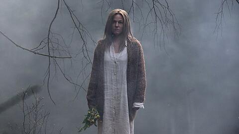 "Erzgebirgskrimi: Die Tr&auml;nen der M&uuml;tter": Tanja Rossner (Maria Simon) lebt als Einsiedlerin allein im Wald und wird auch "Holzweibel" genannt.