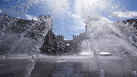 Der Springbrunnen am Karlsplatz (Stachus) ist eine beliebte Wasserstelle in M&uuml;nchen.