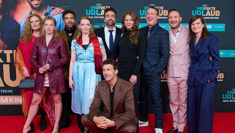 Regisseur Dagtekin (m.) und Regisseurin Schömann (r.) feierten mit ihrem Schauspiel-Team bei der Weltpremiere. Regisseur Dagtekin (m.) und Regisseurin Schömann (r.) feierten mit ihrem Schauspiel-Team bei der Weltpremiere.