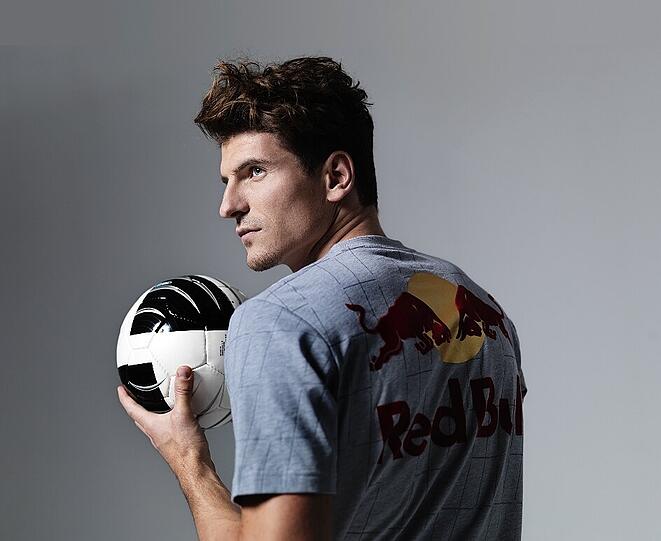 Während sich Red Bull anfangs fast ausschließlich im Segment des Extremsports engagierte und positionierte, sponsert man nun auch Einzelsportler aus klassischen Sportarten. So wird etwa Bayern-Star Mario Gomez von dem Energydrink unterstützt, ruft man bei Red Bull Deutschland an und landet in der Warteschleife, bekommt man Gomez zu hören, der etwa die X-Fighters in München promotet.