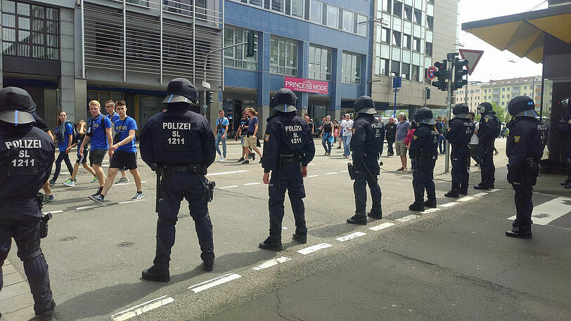 Ausnahmezustand in Saarbrücken: Vor dem Relegationshinspiel ist die Polizei im Großeinsatz.