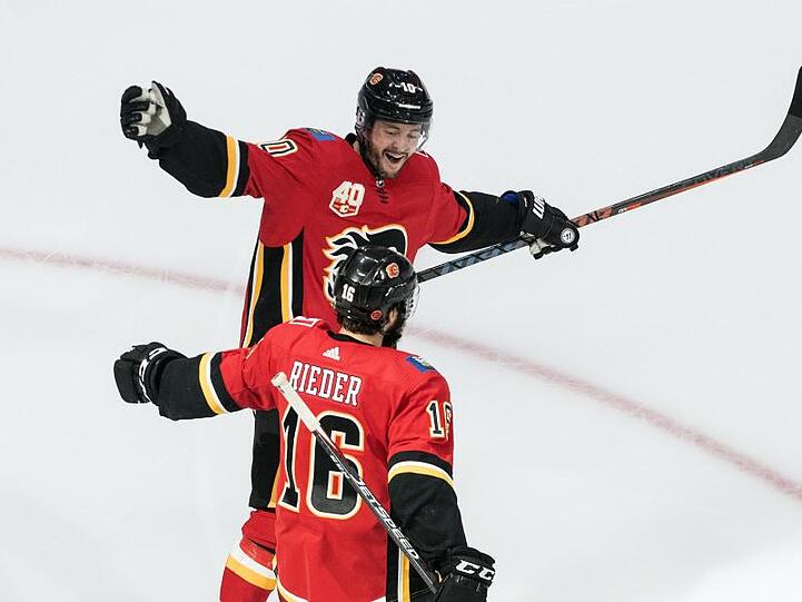 Derek Ryan (hinten) und Tobias Rieder von den Calgary Flames jubeln über einen Treffer.
