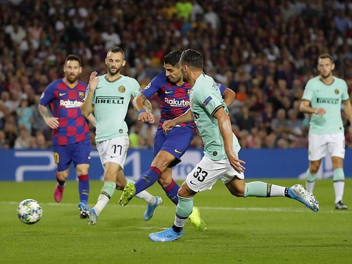 Luis Suarez (M) vom FC Barcelona erzielt das Tor zur 2:1-Führung gegen Inter Mailand.