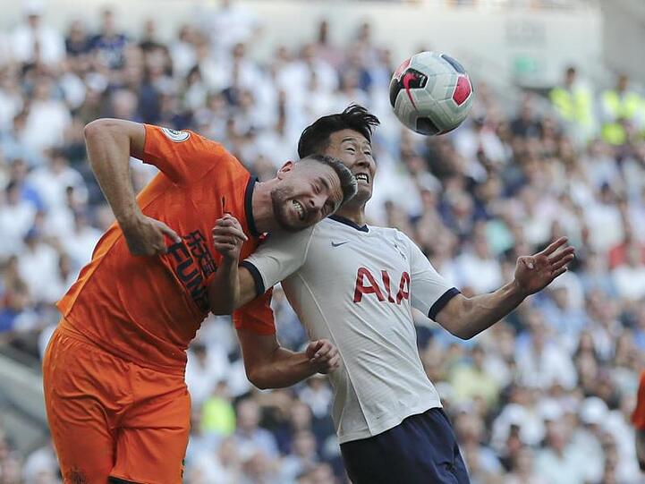 Son Heung-min (r.) von Tottenham gegen Paul Dummett von Newcastle. Foto: Frank Augstein/AP