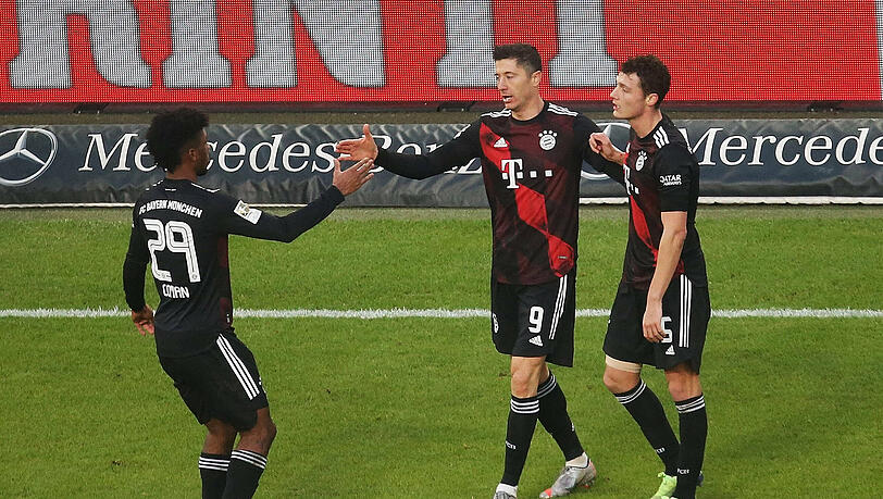 Robert Lewandowski bejubelt seinen Führungstreffer gegen den VfB Stuttgart. Robert Lewandowski bejubelt seinen Führungstreffer gegen den VfB Stuttgart.