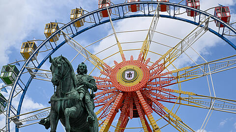 Riesenrad am Wittelsbacherplatz in München. An diesem Wochenende vom 8. und 9. Juni wird in München viel gefeiert.