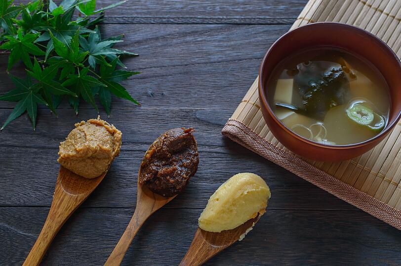 Ein weiteres Produkt aus Soja ist die Misopaste, die zus&auml;tzlich aus Gerste und etwas Salz hergestellt wird. Die Paste wird bis zu einem Jahr fermentiert und passt zu vielen asiatischen Gerichten und Suppen. Zudem ist Miso sehr bek&ouml;mmlich, denn neben wertvollem Eiwei&szlig; stecken Enzyme und Bakterien in der Paste, die vor allem die Darmflora sch&uuml;tzen.