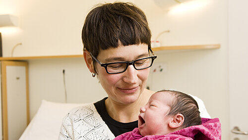Glücklich: Mama Barbara Bernard mit Baby Lieselotte. Glücklich: Mama Barbara Bernard mit Baby Lieselotte.