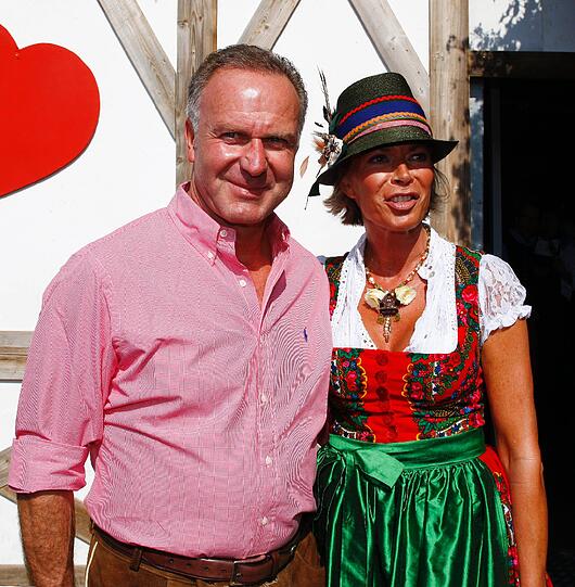 Vorstandsvorsitzender Karl-Heinz Rummenigge hat seine Frau Martina mitgebracht: Er ganz klassisch in rot-weiß, sie mit einem schicken Hut.