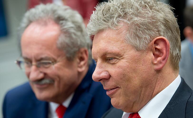 Der Münchner Oberbürgermeisterkandidat Dieter Reiter (r, SPD) und der Oberbürgermeister der Stadt München, Christian Ude (SPD), verfolgen im KVR die ersten Hochrechnungen.