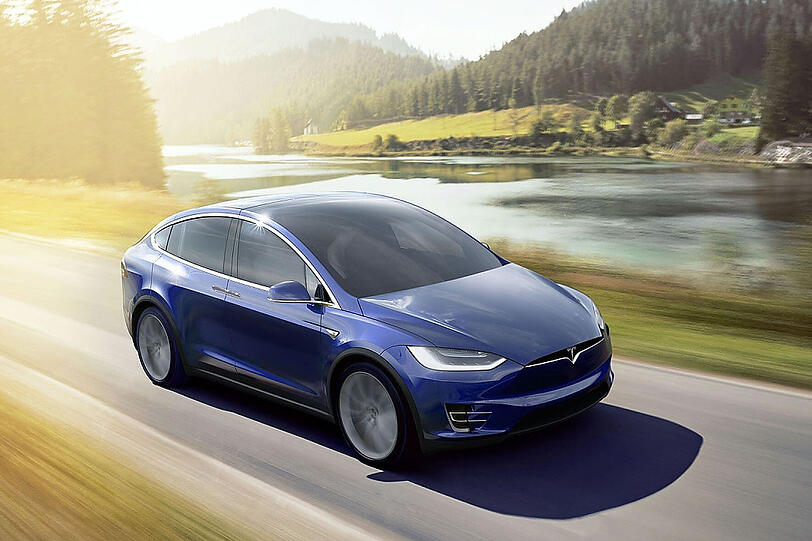 Das lang erwartete SUV von Tesla namens Model X soll 450 Kilometer am Stück schaffen und in 3,4 Sekunden auf Tempo 100 sprinten.