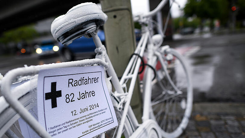 Die weißen "Ghost Bikes" erinnern stadtweit an Radler, die bei einem Verkehrsunfall ums Leben gekommen sind.