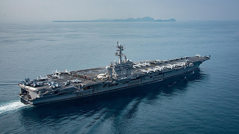 Der US-Flugzeugträger USS Carl Vinson in der Sundastraße, der Meerenge zwischen den indonesischen Inseln Sumatra und Java
