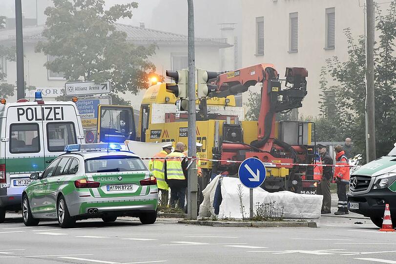 Die Person geriet unter den Lkw und verstarb. Bilder vom Polizeieinsatz.