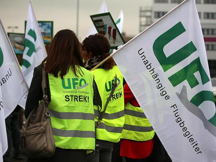 Flugbegleiter mit Fahnen der Gewerkschaft Ufo bei einer Kundgebung. Die Wahl des aktuellen Ufo-Vorstandes ist gerichtlich für "schwebend ungültig" erklärt worden.