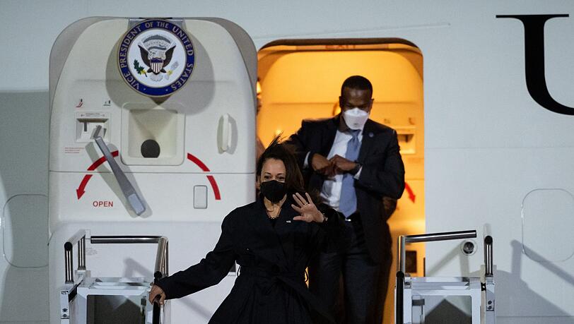 Kamala Harris, Vizepräsidentin der USA, verlässt ihr Flugzeug.