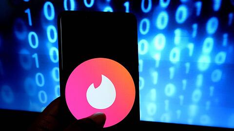 Viele suchen auf Tinder Bekanntschaften, aber auch Betrüger tummeln sich dort.
