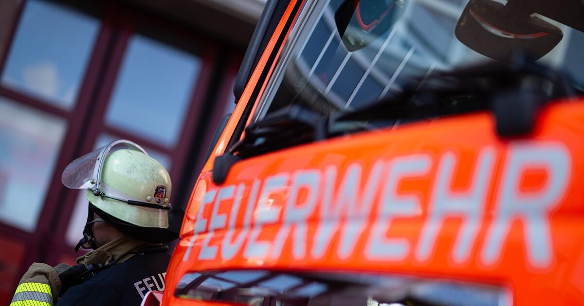 Mehrfamilienhaus-brennt-Ursache-m-glicherweise-Feuerwerk