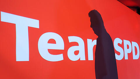 Der Schatten von Dieter Reiter (SPD), Oberb&uuml;rgermeister von M&uuml;nchen, ist nach dessen Rede bei der Wahlparty zu sehen. Nach zw&ouml;lf Jahren gibt er das Amt an seinen gr&uuml;nen Herausforderer ab.