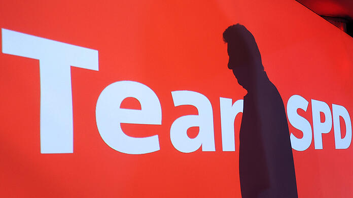 Der Schatten von Dieter Reiter (SPD), Oberb&uuml;rgermeister von M&uuml;nchen, ist nach dessen Rede bei der Wahlparty zu sehen. Nach zw&ouml;lf Jahren gibt er das Amt an seinen gr&uuml;nen Herausforderer ab.