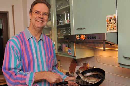 Fisch in der Pfanne: AZ-Leser Clemens Ruppel in seiner Küche &ndash; mit dem Red Snapper.