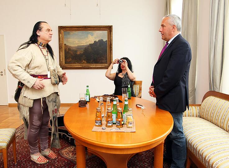 Kult für den Kultusminister: Liedermacher-Legende Willy Michl besucht mit seiner Frau Cora Kultusminister Ludwig Spaenle in seinem Büro - und spielt dem Fan ein Ständchen.