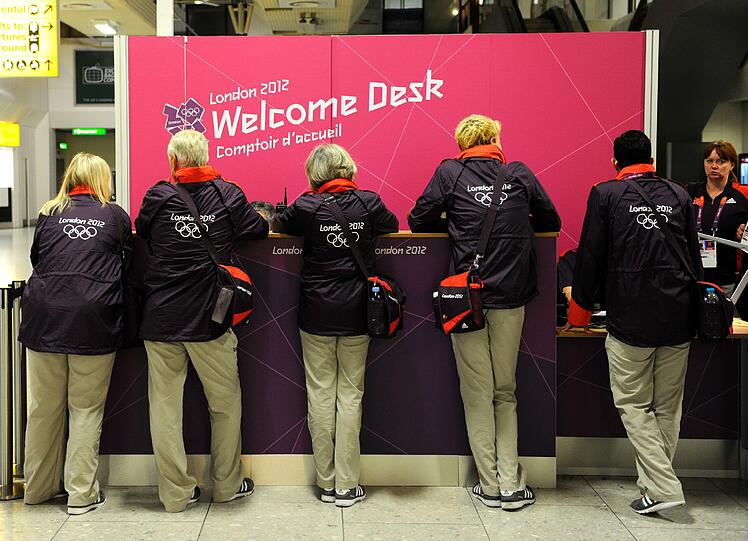 Volunteers: 70.000 Freiwillige, in Lila und Blau gewandet, sollen den Touristen helfen. Es gab extra Schulungen in britischer Höflichkeit.