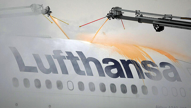 Ein Flugzeug der Lufthansa wird von Spezialfahrzeugen enteist. Ein Flugzeug der Lufthansa wird von Spezialfahrzeugen enteist.