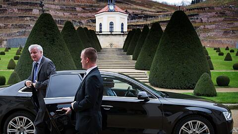 Zu Besuch auf Schloss Wackerbarth in Radebeul (Sachsen): Ministerpräsident Horst Seehofer fährt mit seinem Audi 8 vor.