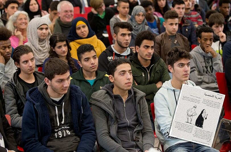 Den &bdquo;Refugee Guide&ldquo; gibt es in 14 verschiedenen Sprachen (links: Arabisch). Er richtet sich &bdquo;speziell an Geflüchtete, die noch nicht an staatlichen Integrations- und Deutschkursen teilnehmen können&ldquo; wie die Jugendlichen auf dem Bild oben.