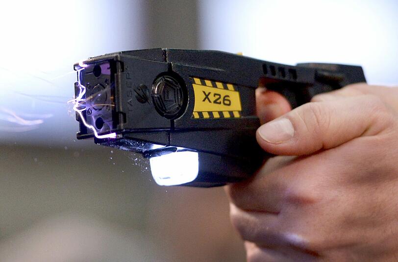 Die Berliner Polizei soll Elektroschockwaffen bekommen. Foto: Rainer Jensen/Archiv