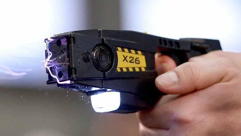 Die Berliner Polizei soll Elektroschockwaffen bekommen. Foto: Rainer Jensen/Archiv Die Berliner Polizei soll Elektroschockwaffen bekommen. Foto: Rainer Jensen/Archiv