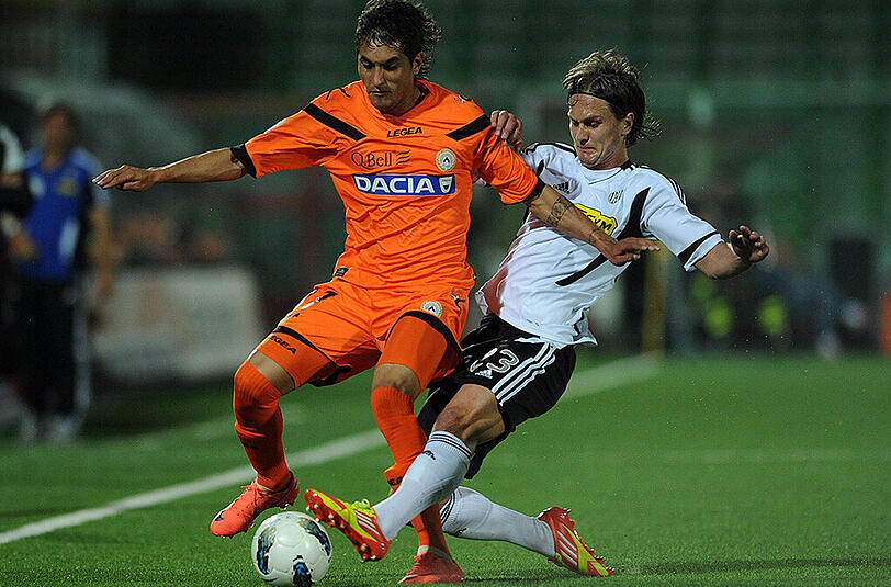 Cesenas Damjan Djokovic (rechts) im Duell mit Udineses Roberto Pereyra. (Archivbild)
