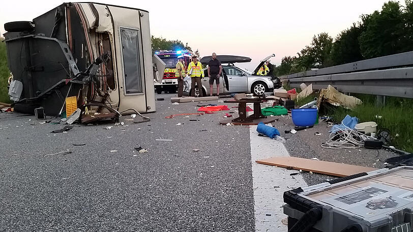 Der Wohnwagen ist komplett zerstört, das Zugfahrzeug landete in der Leitplanke. Ingesamt kamen drei Verletzte ins Krankenhaus. Die Bilder von der A7.