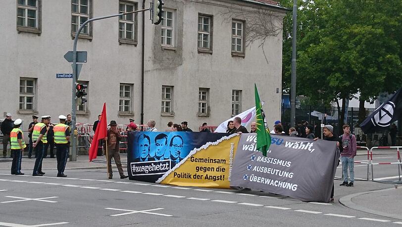 Vor dem CSU-Parteitag kam es zu einer kleineren Gegendemonstration. Vor dem CSU-Parteitag kam es zu einer kleineren Gegendemonstration.