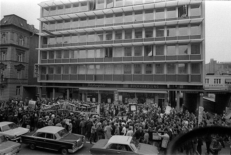 1968: Eine Demo vor dem Haus.