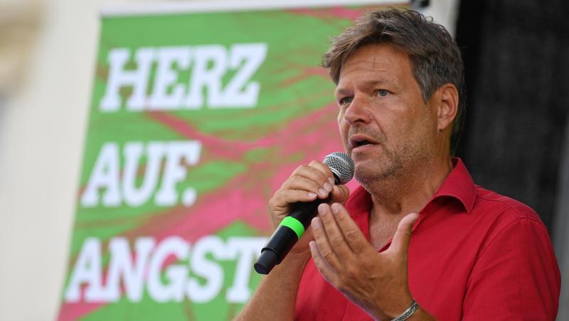 Robert Habeck: "Zu einer Schuldenbremse gehört ein Investitionsmotor". Robert Habeck: "Zu einer Schuldenbremse gehört ein Investitionsmotor".
