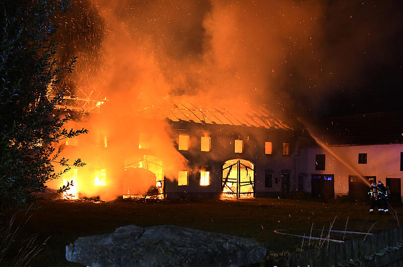Das Feuer zerstörte die  Scheune eines Dreiseithofs in  Oberrammelsberg in der Gemeinde Wurmsham.