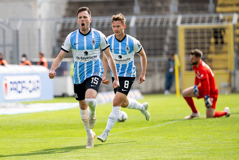 Will 1860 in den DFB-Pokal und sich selbst zum (alleinigen) Drittliga-Torjäger schießen: Stürmer Marcel Bär (l.).
