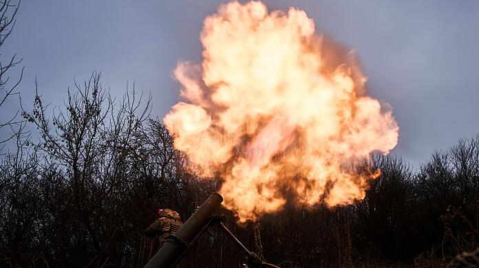 Ukrainische Soldaten feuern in der Frontstadt Bachmut einen Mörser auf russische Stellungen.