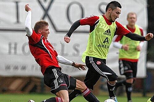 Die Technik dazu hat auf jeden Fall sein Musterschüler Ilkay Gündogan, der hier den Kollegen Mike Frantz locker stehen lässt. &bdquo;Der Ball gehorcht ihm&ldquo;, sagt Hecking über Gündogan.