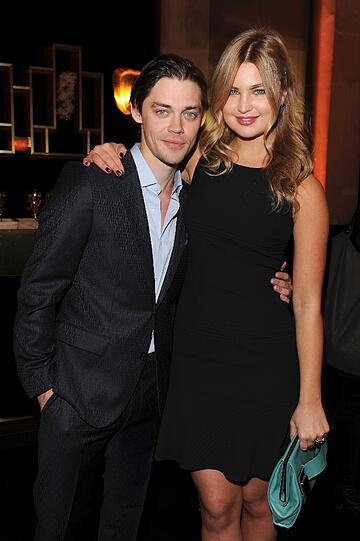 Der britische Schauspieler Tom Payne (in HUGO) mit Model Jennifer Akerman bei der BOSS-Party und Vernissage "A PERSONAL TOUCH - young photo journalists at the red carpet" im Rahmen der Berlinale im BOSS Store Berlin am Mittwoch.