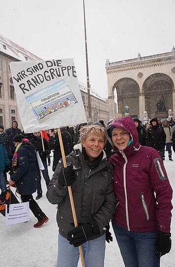 Bei der Feldherrnhalle am Odeonsplatz trafen sich am Dienstag über 300 Demonstranten, um gemeinsam ihre Stimmen gegen Fremdenfeindlichkeit zu erheben.