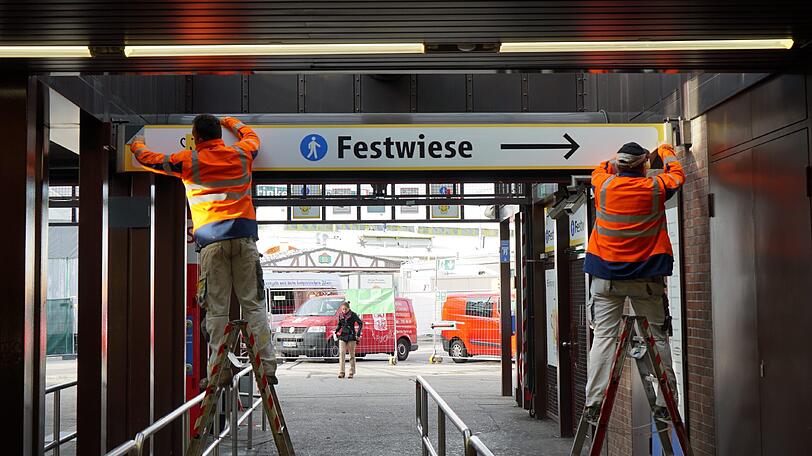 Bereits am Tag nach dem Wiesn-Kehraus haben die Abbau- und Aufräumarbeiten auf dem Oktoberfestgelände begonnen.