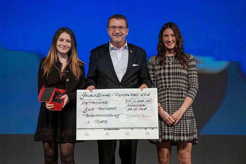 Jürgen Häfner (Geschäftsführer LOTTO Rheinland-Pfalz), Gina Potthoff (l. im Bild, Siegerin Kategorie &bdquo;Publikumsliebling&ldquo;).
