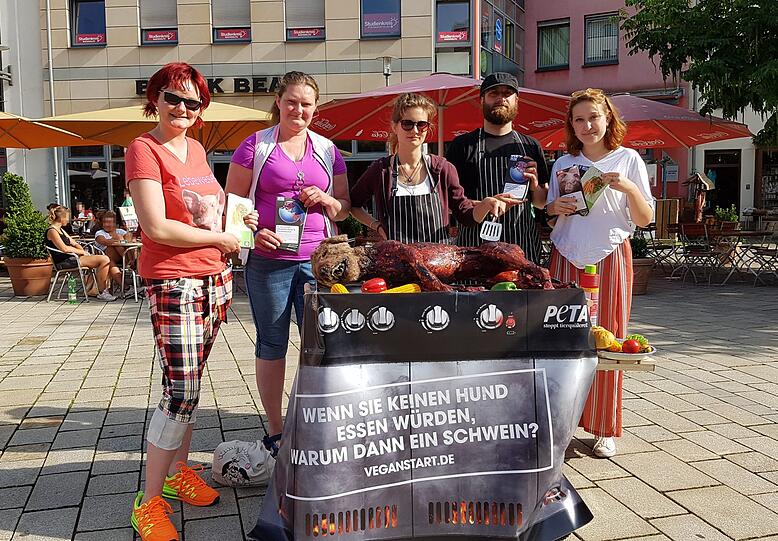 Krasse Aktion: Mit einer gegrillten Hundeattrappe löste PETA Deutschland in Jena Entsetzen bei den Betrachtern aus.