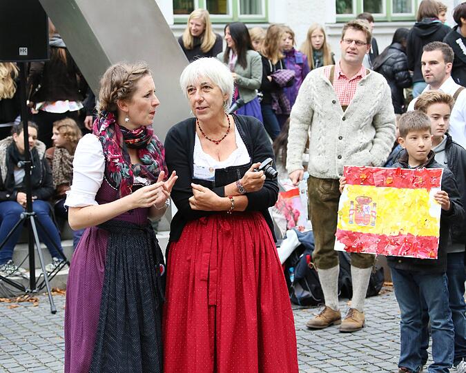Auch sie kamen im Dirndl: Comenius-Betreuerin Annette Volkert und Konrektorin Annemarie Heinrich